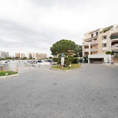 Spacious With Pool Located In The Marina Of Lejlighed *