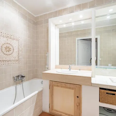 Spacious With Pool Located In The Marina Of Lejlighed
